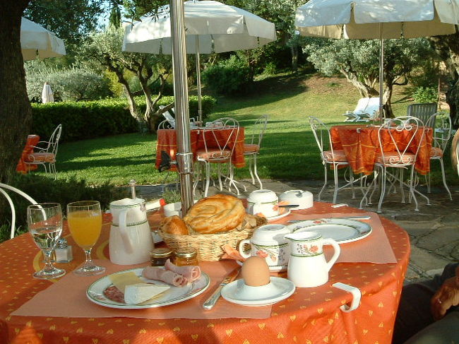 外のテラスでの朝食はとても気持ちがいいです。
