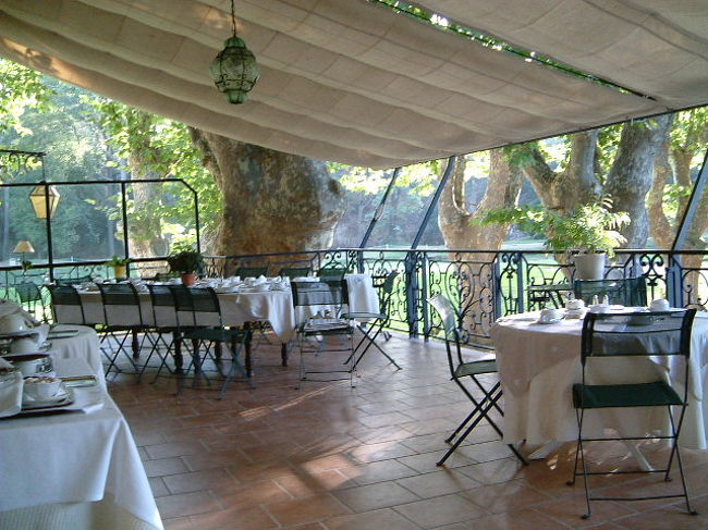 テラスで夕食も朝食もいただきました。目の前はゴルフコースです。