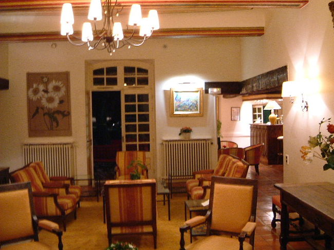 夜のサロン。毎晩ここでカフェをいただきました。