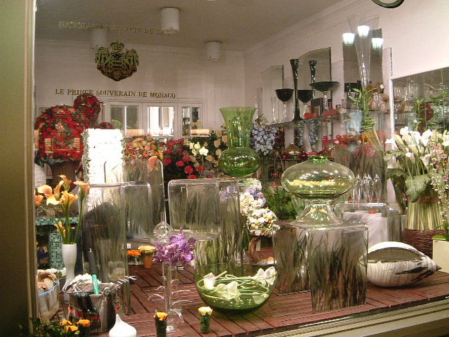 王室ご用達のお花屋さんの夜のディスプレー。おしゃれな感じです。