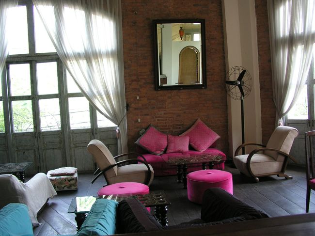 レッスンするお店の店内はこんな感じです。<br />フレンチムードたっぷり。大きな窓から差し込む光。かわいらしいソファーなど、女性の心をくすぐります。