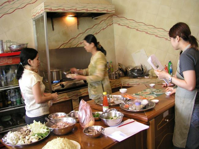 授業風景です。<br />キッチンに入って先生のデモストレーションを見ながら一緒に作っていきます。<br />調味料の説明なども分かりやすく説明してくれました。