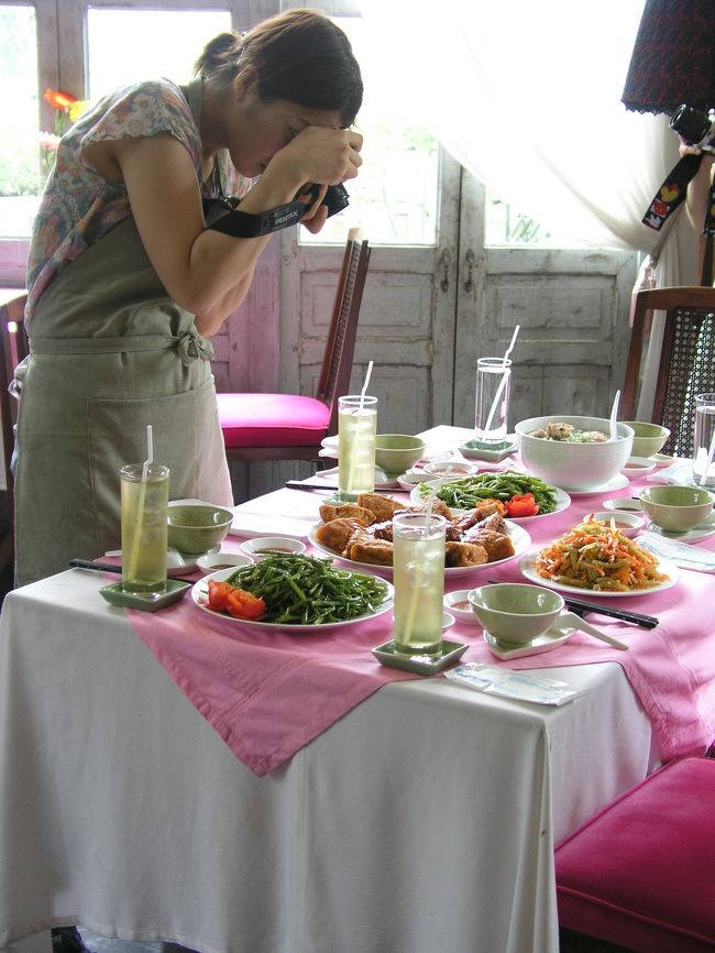 食事の前にまずは写真を撮らなければ。<br />写真を撮影しているのは私の友人、えりちゃんです。<br />