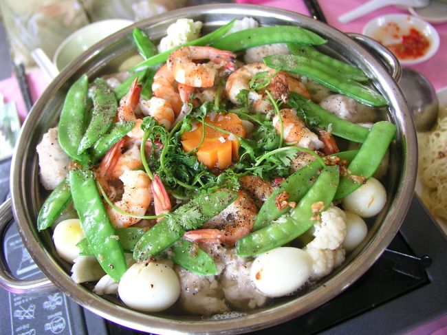 五目鍋<br /><br />ベトナムにも鍋があるんです。<br />具は野菜や魚介がたっぷり入っています。<br />ここに麺を入れていただきます。<br />中華ソバのようなものですね。スープがおいしいです。