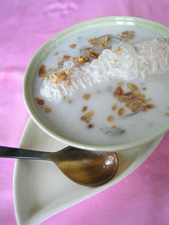 バナナのチェーです。<br />バナナをココナッツミルクで煮込んだデザート。<br />お腹一杯ですが、デザートは別腹。<br />