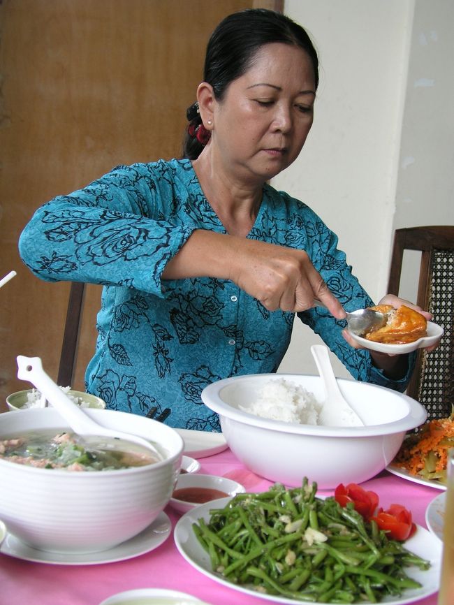 ベトナムマダムでもある先生です。<br />出来上がった料理はみんなで一緒にいただきます。<br />料理はどれもおいしかった。<br /><br />さっそく日本で作らなくちゃね。