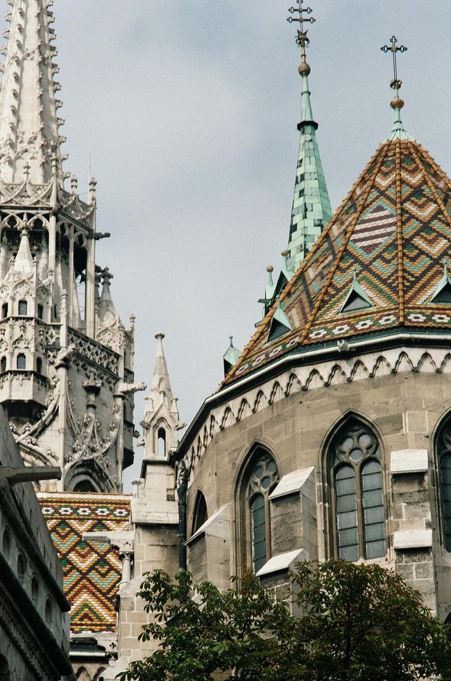 マーチャーシュ教会の屋根。ヘレンドの焼き物。