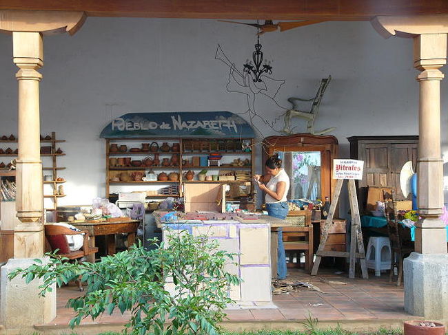 <br /><br />奥のアトリエ。<br />土曜日には芸術家達がやってきて<br />教えたりおしゃべりしたり。