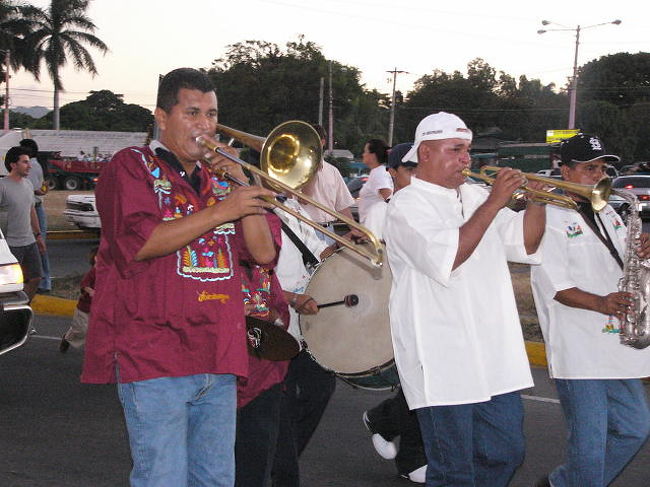 <br /><br /><br />ブラスバンドがやってきました。