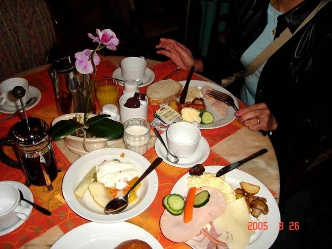 ＤＦＤＳ　ＳＥＡＷＡＹＳでの夜明けを迎えた。朝食のレストランでこんな感じの・・・朝から太りそう。2005.8.26