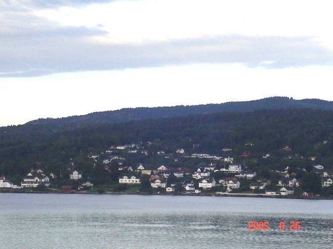 ＤＦＤＳ　ＳＥＡＷＡＹＳはオスロ湾・朝の景観をぬって進行中。左右の美しい景色が楽しませてくれる2005.8.26。