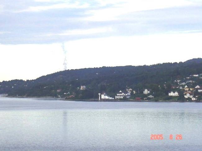 ＤＦＤＳ　ＳＥＡＷＡＹＳはオスロ湾朝の景観をぬって進行中。左右の美しい景色が楽しませてくれる2005.8.26。