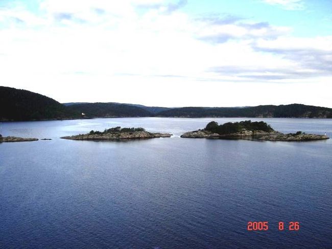 ＤＦＤＳ　ＳＥＡＷＡＹＳはオスロ湾朝の景観をぬって進行中。左右の美しい景色が楽しませてくれる2005.8.26。