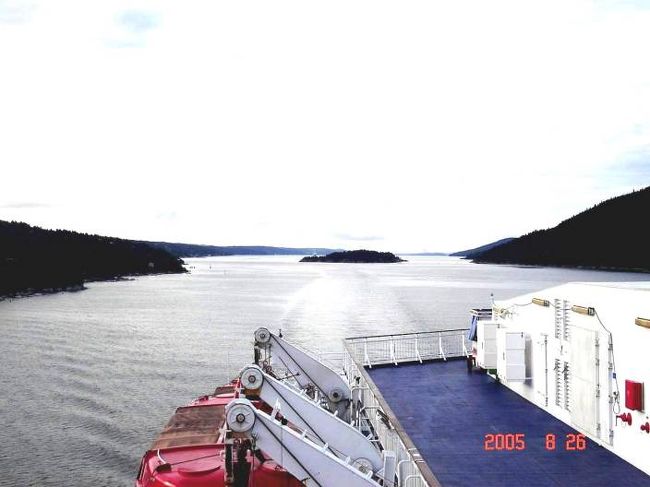 ＤＦＤＳ　ＳＥＡＷＡＹＳはオスロ湾朝の景観をぬって進行中。左右の美しい景色が楽しませてくれる2005.8.26。