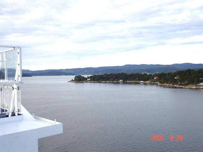 ＤＦＤＳ　ＳＥＡＷＡＹＳはオスロ湾朝の景観をぬって進行中。左右の美しい景色が楽しませてくれる2005.8.26。