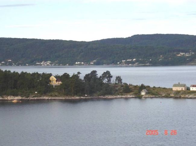 ＤＦＤＳ　ＳＥＡＷＡＹＳはオスロ湾朝の景観をぬって進行中。左右の美しい景色が楽しませてくれる2005.8.26。