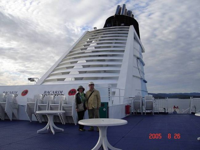 ＤＦＤＳ　ＳＥＡＷＡＹＳはオスロ湾朝の景観をぬって進行中。左右の美しい景色が楽しませてくれる。船のチムニーをバックにツーショット。2005.8.26。