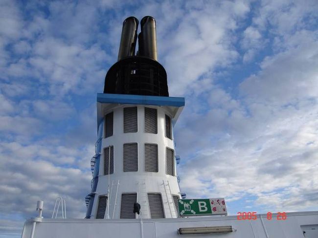 ＤＦＤＳ　ＳＥＡＷＡＹＳはオスロ湾朝の景観をぬって進行中。左右の美しい景色が楽しませてくれる。チムニーそのものの写真。勢いよく無色の煙が出ている。2005.8.26。