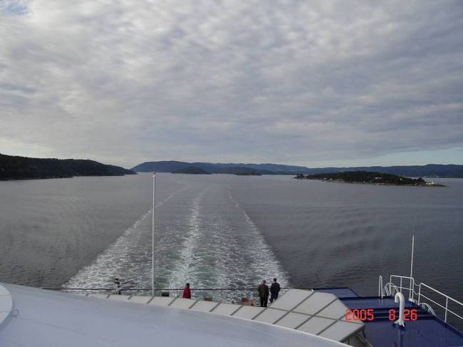 ＤＦＤＳ　ＳＥＡＷＡＹＳはオスロ湾朝の景観をぬって進行中。2005.8.26。