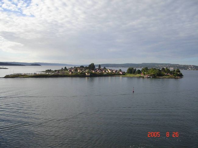 ＤＦＤＳ　ＳＥＡＷＡＹＳはオスロ湾朝の景観をぬって進行中。左右の美しい景色が楽しませてくれる2005.8.26。