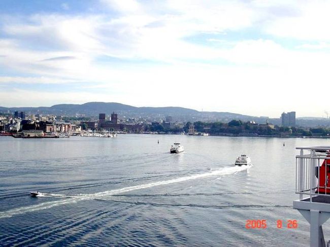 ＤＦＤＳ　ＳＥＡＷＡＹＳはオスロ湾朝の景観をぬって進行中。左右の美しい景色が楽しませてくれる2005.8.26。