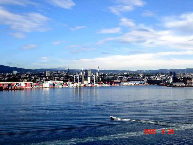 ＤＦＤＳ　ＳＥＡＷＡＹＳはオスロ湾朝の景観をぬって進行中。左右の美しい景色が楽しませてくれる。オスロ港が近づいてきたか。2005.8.26。