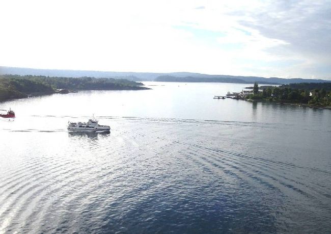 20ＤＦＤＳ　ＳＥＡＷＡＹＳはオスロ湾朝の景観をぬって進行中。左右の美しい景色が楽しませてくれる。オスロ港はもうすぐだ。下船準備のアナウンスが聞こえる。2005.8.26。