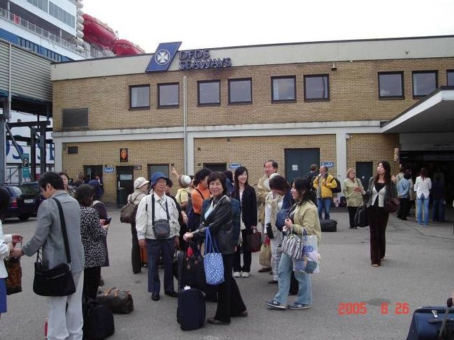 ＤＦＤＳ　ＳＥＡＷＡＹＳからの下船完了。みんな次の予定待ち。ＤＦＤＳ　ＳＥＡＷＡＹＳ　2005.5.8.26