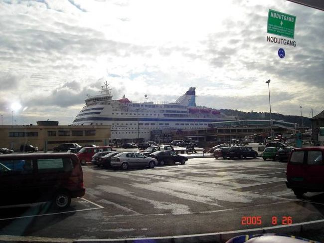 乗ってきたＤＦＤＳ　ＳＥＡＷＡＹＳクラウン号のの雄姿が見える。ＤＦＤＳ　ＳＥＡＷＡＹＳ。2005.5.8.26