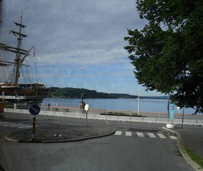 オスロ市内観光のスタート。まずはハーバーを通過。2005.5.8.26