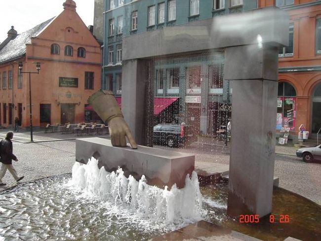 オスロ市内観光のスタート。へんてこなモニュメントを通過。オスロ市内観光のスタート