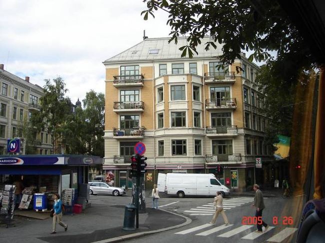 オスロ市内観光出発。街角の車窓。2005.8.26