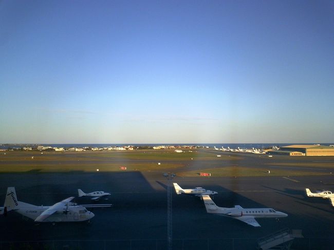 2005年8月25日<br /><br />台風11号が迫り来る情報の中成田へ向かう。<br />Luckyな事にお昼出発なので、台風の影響を受ける前に日本脱出成功ｖ(^^)<br />定刻30分遅れで、JAL機はロンドンヒースローへ到着。<br />思いっきり急いでイミグレを抜け、バス会社ナショナルエクスプレスへ走る。<br />なぜなら、今回アイスランドまでの足はヒースロー空港からではなく、格安航空会社は多数発着するスタンステッド空港発着なのだ。<br />バス所要時間1時間半。どうにか17時45分発のバスチケットをGet。<br />なのに、待てども待てどもバスがこない。しかもバス乗り場が人であふれている。<br />待つこと40分以上・・・やっとバスが来た。<br />だけど、アナウンスが「17時15発の・・・」って言っている。なに？！今18時10分。<br />バス会社の人に話すが「あーこれ17時15分発のバスだから。君達のは次のバスだね」ちょっとーー！勘弁！<br />1時間以上遅れてるって事！？<br />17時15分発のチケット保持者が全員乗り込んだ所を見て、数人が交渉開始。だって、次だと飛行機間に合わない。<br />運転手さんがバス内の人数確認した所、ギリギリダンナと私までが目の前のバスに乗る事ができた。<br />一人だけ乗れなかった、あのおばさん大丈夫かな？<br />おかげさまで、出発の1時間をちょっと切った位で無事スタンステッド空港へ到着。<br />そして、いざアイスランドへ。<br />夜中アイスランド着。外へ出ると「さむーーーー＞＜」<br />空港からバスでホテルへ向かう。ホテルへ着いたら移動疲れでそのまま熟睡Zzzz<br /><br />2005年8月26日<br /><br />朝目覚めて外を見ると・・・快晴！！<br />国内線ターミナルに隣接するホテルから快晴の空を見て、ニヤｯ。<br />早速車を借りに、国内線ターミナル内のBudgetレンタカーへ向かう。<br />