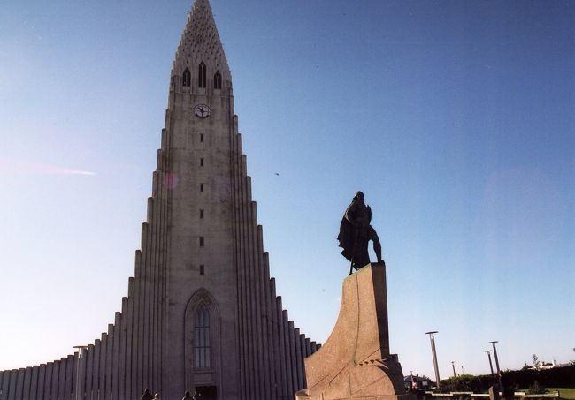 車をGetして、さードライブ開始！<br />とにかく一号線へ出るぞ！意気込むも、道路の名前が簡単に読めない（T-T)<br />特殊文字も多いので、地図でなかなか道路名が追えない。<br />完璧な迷子になる前に、レイキャビック市内で一番目立つ教会へ向かう。<br />迷子になる前・・・ってよりも、本当は既に迷子になってて偶然たどり着いたのがこの教会だっただけなんですが(^^;;