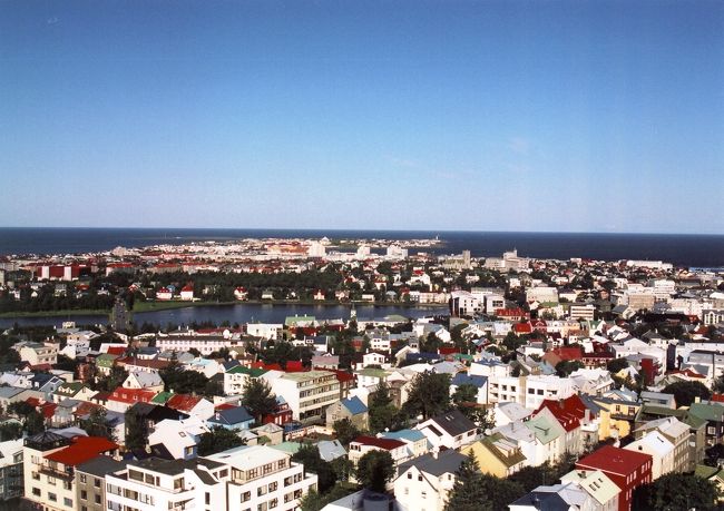 街の構造を見よう＆高い所があると昇りたくなってしまう衝動を持っている私は、お高いお金を出して（ここアイスランドはとにかく物価が高い！）教会の上までのぼる。<br />眼下には、おもちゃのお家のようなかわいいレイキャビック市内が一望できる。<br />暑がりのダンナが景色をみながら「老後はこんな所に住むのもいいなぁ」とつぶやいてる。<br />うーん・・・寒がりの私はこの物価高と夏でもこの涼しさ（寒さ？）は観光でいいや・・・・。<br />