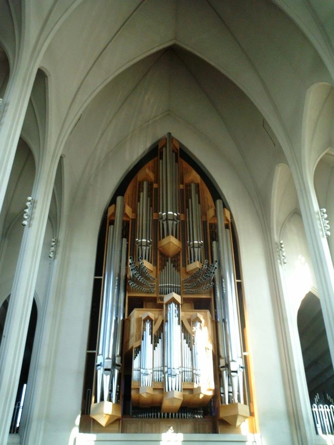 中へ入るとキレイなパイプオルガンの音色が聞こえてきた。<br />おじさんが一人練習（だと思う）していた。<br />パイプオルガンの音を聞くと、心が落ち着く気分になるのは私だけ？！<br />しばし、おじさんのパイプオルガンの練習に耳を傾ける。