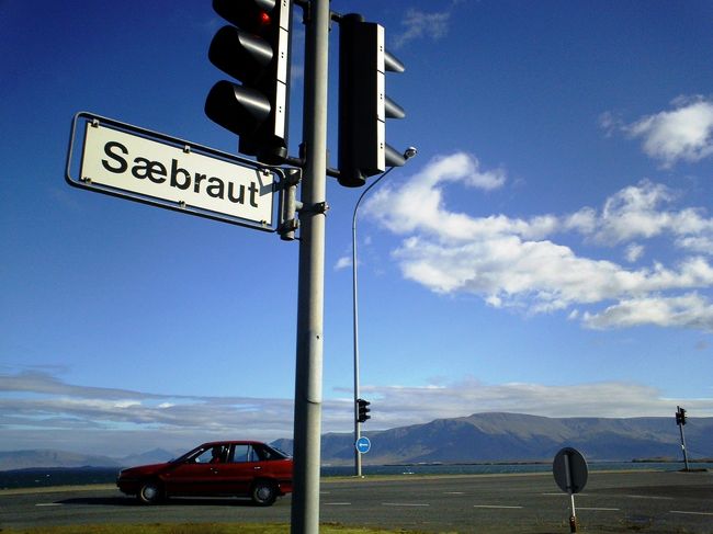 作戦会議の結果海沿いの道から国道一号線へ出る事に決定！<br />運転手は私すずか、ナビはダンナでスタート。<br />がっ・・一号線へ出る前の超強烈複雑なインターチェンジで道を間違えてしまった！！<br />どっちへ行けばいいの〜？！<br />ナビダンナは、「英語の通り名じゃないから読めないんだよ！こっちいけば？だから僕は英語圏外でレンタカーは嫌なんだよ」と切れ系ナビ。<br />”切れるカーナビ”これぞ最低（−−〆）<br /><br />気を取り直して、とにかく小細工せずに”１”という数字が書いてある方へ向かうことにした。<br />途中で”１　Ｓｏｕｔｈ→”という案内板がでてきた。<br />本当は１　Ｎｏｒｔｈからゲイシールなどへ行く予定だったが、迷って時間ロスするよりは前へいくぞ〜！<br />と、急遽ドライブルート変更。<br />車は”１　Ｓｏｕｔｈ→”へと進んでいった。