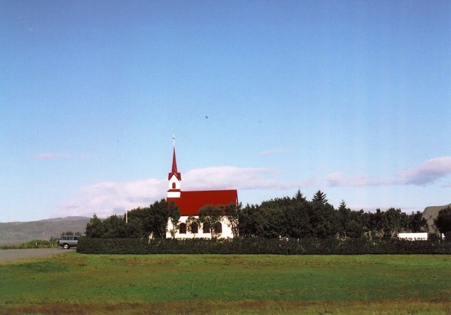一号線をひたすら車を走らせる。<br />とってもかわいい教会を発見。<br />赤い屋根と青い空、周りの緑がとてもマッチして空想の童話の世界みたい。