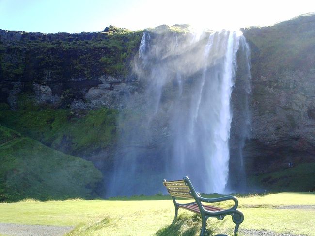 一号線には名もない滝が大量にある。<br />この滝は数少ない”名のある滝”の一つで、Seljalandsfoss。<br />水がとっても透明で、飲んだらとってもおいしそう☆<br /><br />