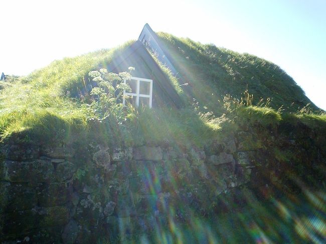 住居（倉庫？）を裏から見てみる。<br />アイスランドのお家って、レイキャビック市内もその他の地区もアメリカのように「ドーダー！」というバカデカイ家は見当たらなかった。<br />すべて、こじんまりとしてかわいいお家が多かったなぁ。