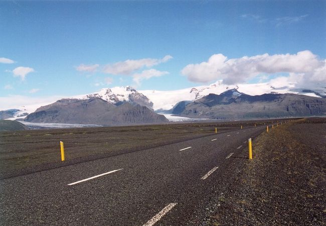 最南端の町Ｖｉｋを通り過ぎて、車はアイスランド南西部から南東部へ突入。<br />アイスランドでもっとも大きな氷河ＶＡＴＮＡＪＯＫＵＬＬが目の前に見え出した！<br />
