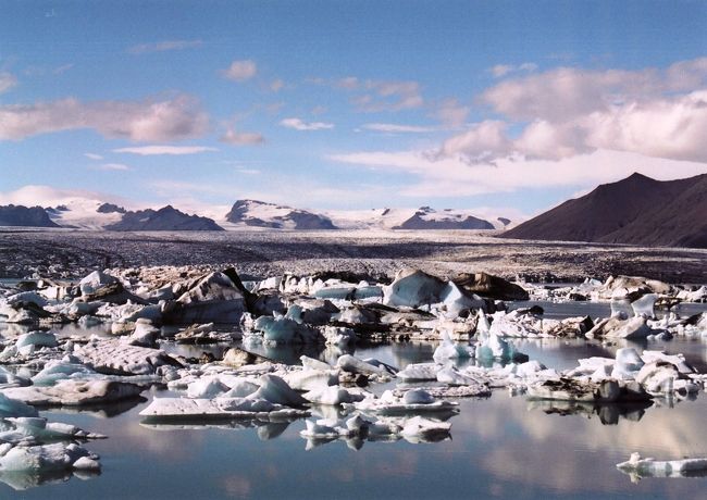 車は氷河を左手に見ながら、どんどんと一号線を突き進む。<br />すると・・・・・<br />見えてきた〜！！！！！<br />氷河湖のＪｏｋｕｌｓａｒｌｏｎ！