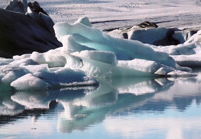 アイスランドの氷河は黒い氷河が多いのだが、ここの氷河は青いものが多い。<br />氷河から湖に流れてくる間に、コロコロ転がって外側の黒が取れて、内側にある青いところがでるのかな？<br />と一人勝手に想像しながら、氷河に見入る。<br />