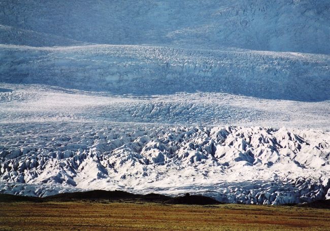 氷河湖を後にして、今度は来た道をひたすら戻る。<br />先ほどまで左手にあった氷河が今度は進行方向右手に見えてくる。<br />一号線近くまでせりだす氷河。<br />もう、迫力もんです！