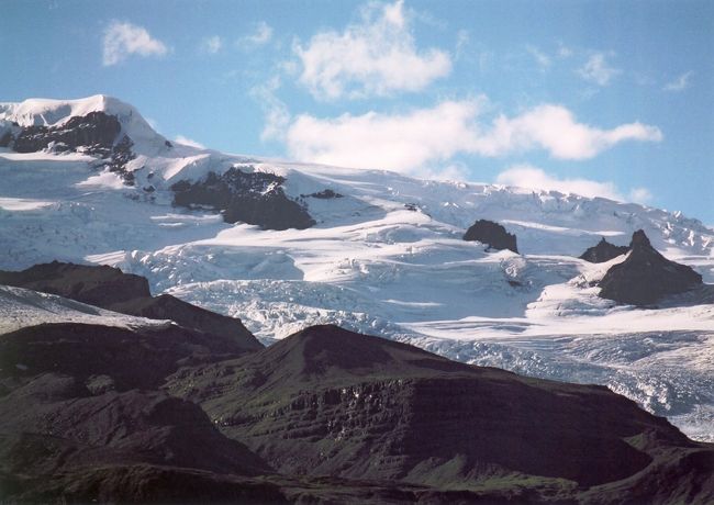 山の上の方にある氷河は、まだフワフワとした感触がありそうな感じ。<br />真っ白な雪と真っ黒な大地のコラボ最高に美しい！