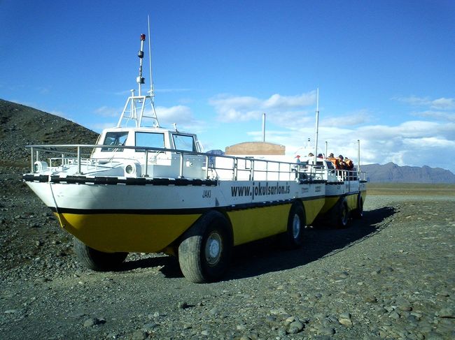 夏の間は、この水陸両用車で氷河の間をクルーズすることができる。<br />私達は、時間もないし、しかも高そう（アイスランドの物価にびびってます）なのでパス。<br />今度来た時には乗ってみようかな♪