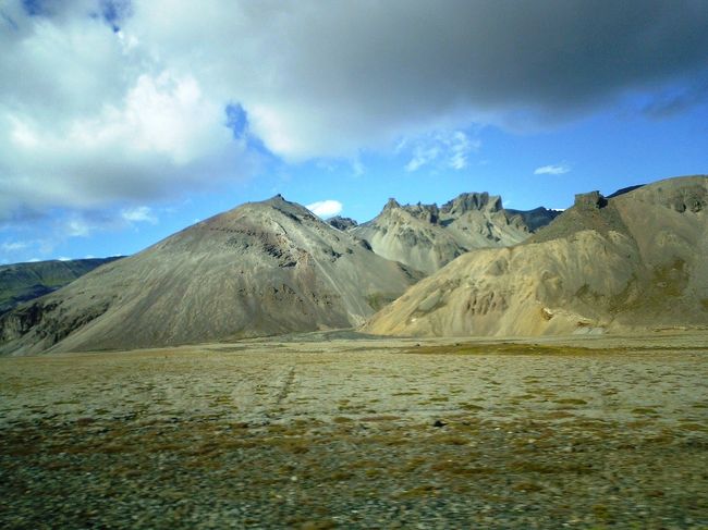 氷河が見えないところは、ワイルドな山々が連なる。<br />地球というよりも、想像の中の火星のよう。
