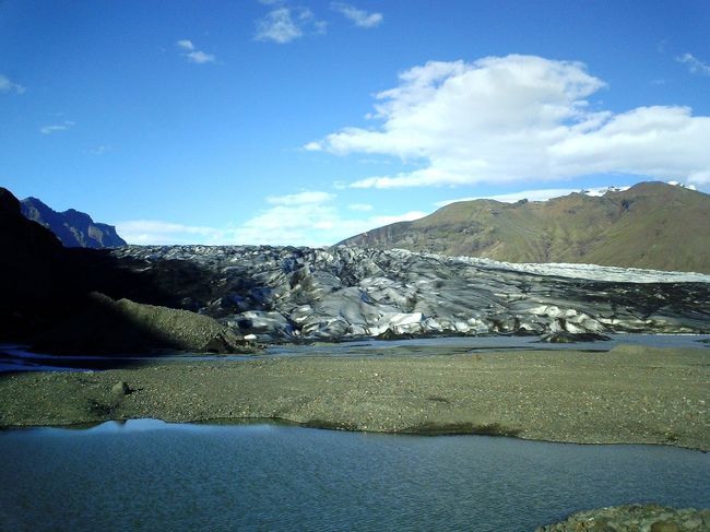Ｓｋａｆｔａｆｅｌｌ国立公園へ到着。<br />パーキングに車をとめて、約１ＫＭほど遊歩道を歩いていくと、おっ目の前に氷河が現れた！<br />氷河にのるぞ〜！と意気込んで氷河に近づくも河に阻まれ、あえなく挫折。<br />