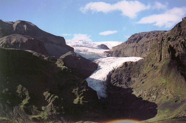 山と山の間を、流れ落ちるような表情をしている氷河。<br />まさに、氷の河＝氷河という感じの風景。<br />