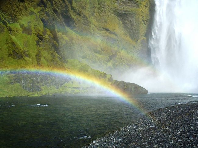 この滝には、すっごくキレイな虹がかかっている。<br />しかも、右手側にも左手側にも氷河が遠くに見える。<br />うわー、なんて素晴らしい景色なんだろ☆